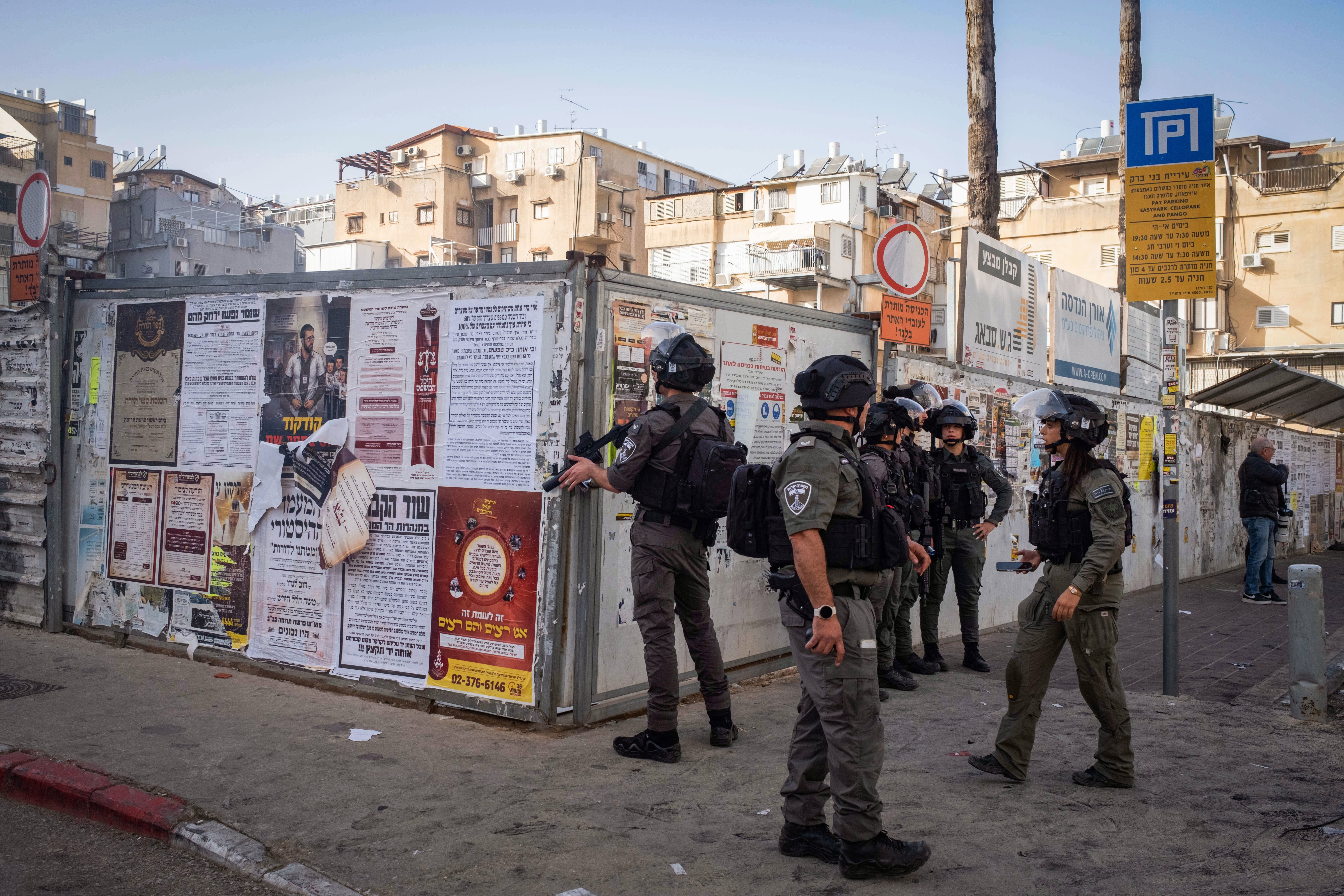 שוטרי מג"ב בבני ברק לאחר תקיפת שתי חיילות על ידי המון חרדי