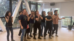 כוכבי הסדרה "לא כולל שירות" שהטריפה את המדינה מתאחדים