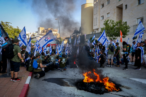 מחאה הפגנה הבערת צמיגים מול הבית של יריב לוין הרפורמה המשפטית 27.6.23 F230627JS01