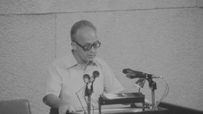 יצחק רבין נואם בכנסת. 1976