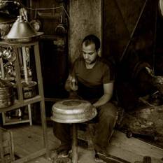 בעל מלאכה בשוק במרוקו