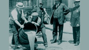 סוכנים פדרליים שופכים אלכוהול בלתי חוקי בניו יורק, 1920