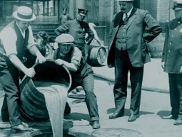 סוכנים פדרליים שופכים אלכוהול בלתי חוקי בניו יורק, 1920