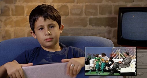 ילד צופה ב"מסיבת גן". 2016