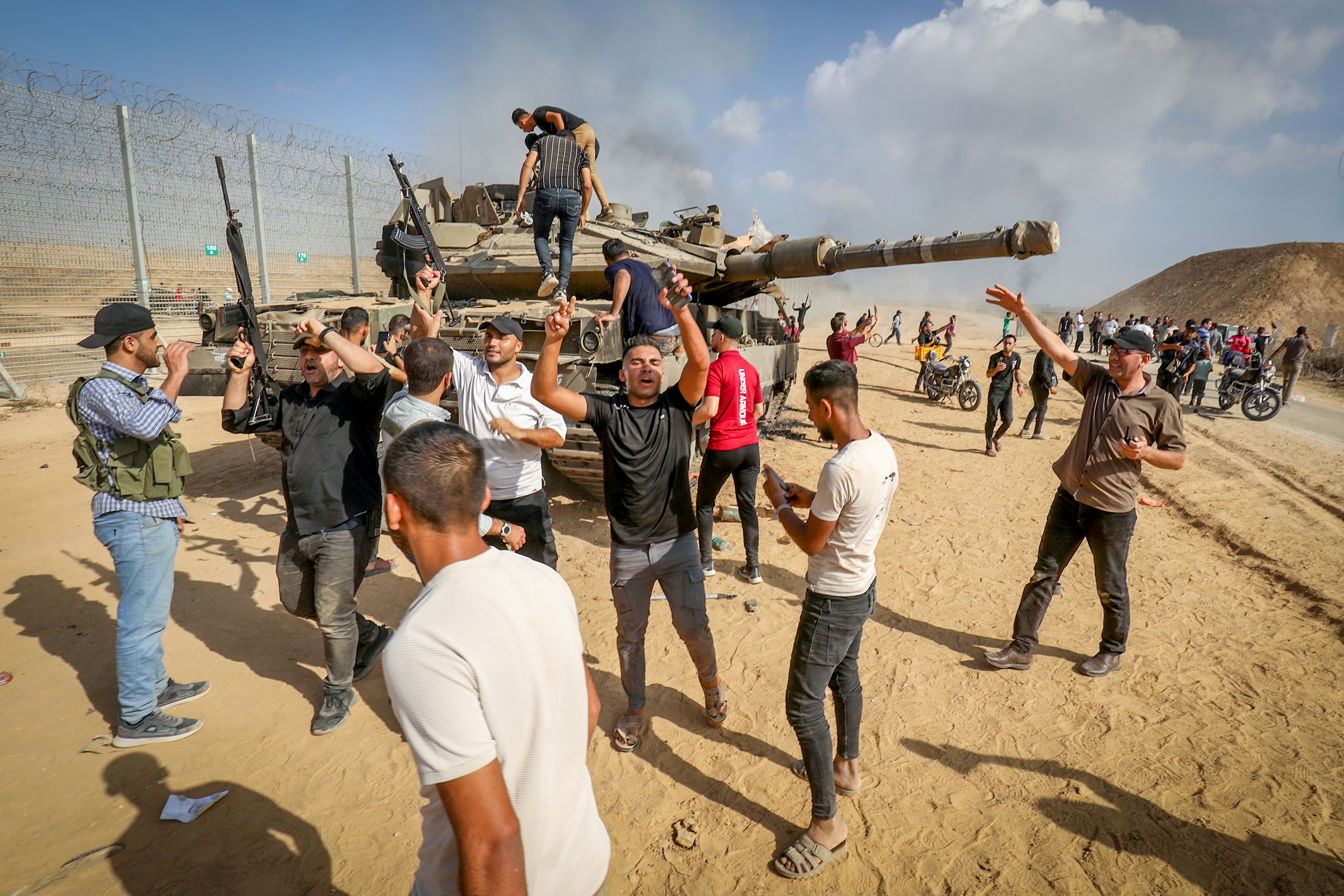 פלסטינים פורצים את הגדר ומשתלטים על טנק