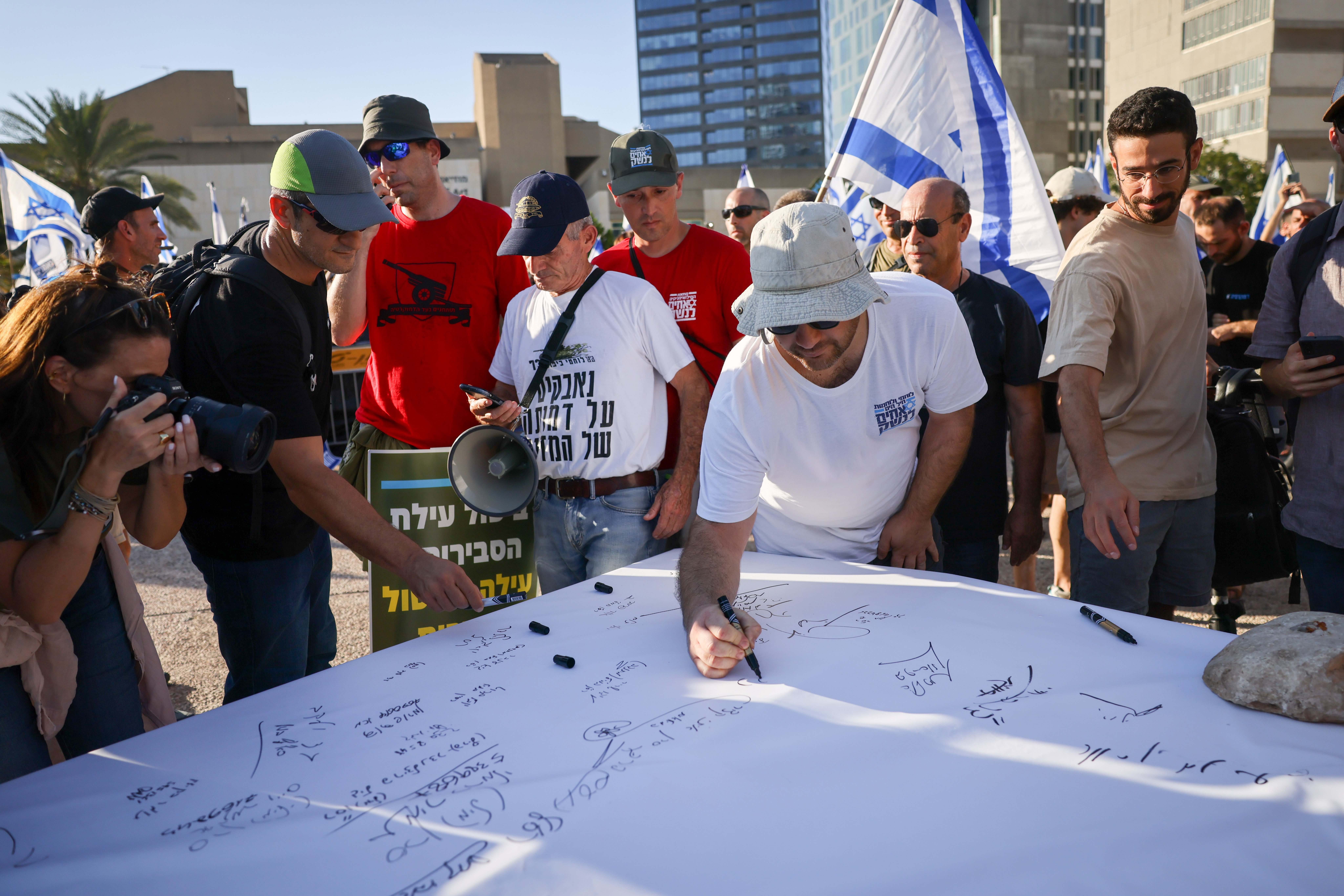 חתימה סרבני מחאה סרבנות מילואים להתייצב F230719CG107