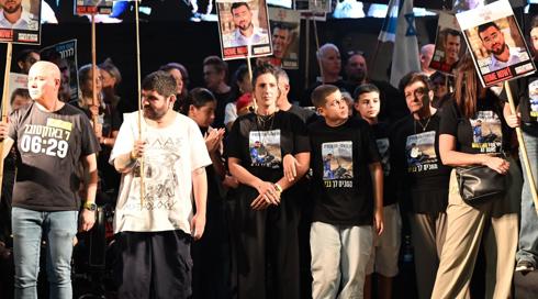 אחיו של החלל החטוף דרור אור בכיכר החטופים: "אסור לתת להפסקת האש לקרוס"