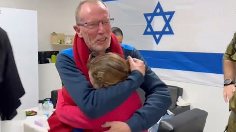 החיבוק שלא נשכח: אמילי בזרועות אביה