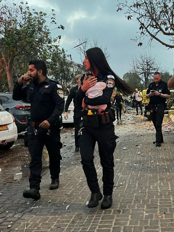 תינוקת מחולצת מבית שנפגע במתקפה איראנית