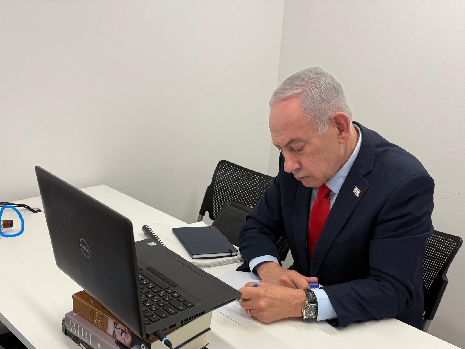 נתניהו והסיגר בתמונה שפורסמה