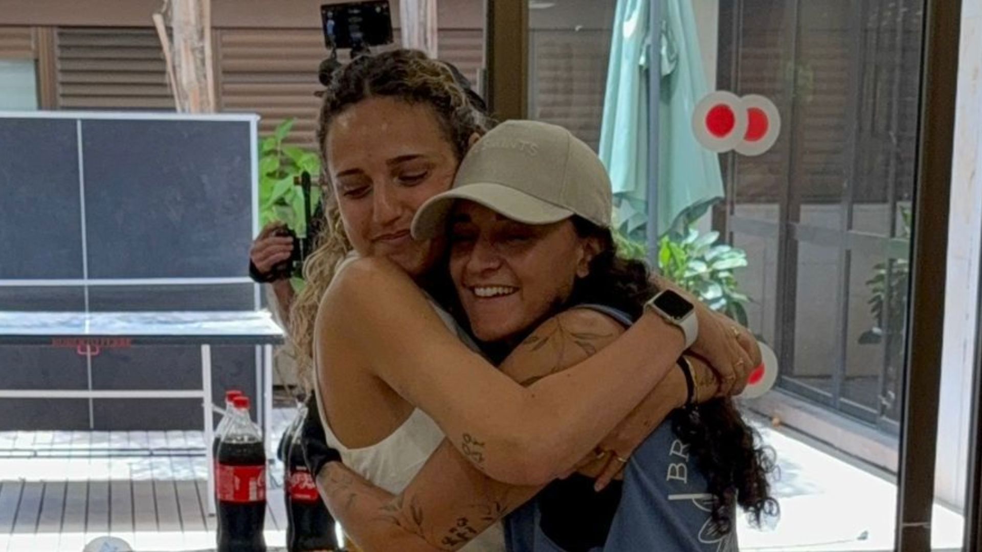 רומי גונן (משמאל) עם אמילי דמארי במרכז הרפואי שיבא, הבוקר