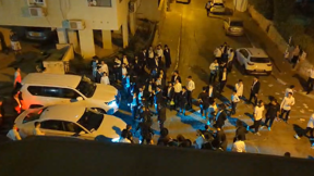 התקהלות סביב רכב הקצינים בבני ברק
