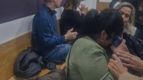 אם שכולה פרצה בבכי לאחר שמאבטחים ניסו להוציא אותה מדיון במשפט נתניהו