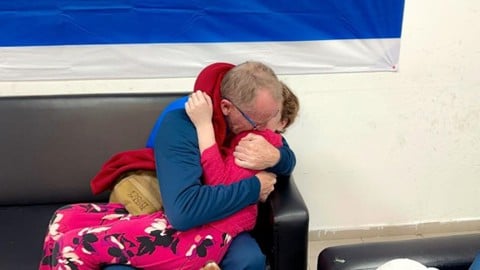 אחרי שחשב שנרצחה: תומאס התאחד עם בתו אמילי הנד