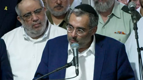 "שמאלני עם כיפה שמקבל משכורת מקפלן": המתקפה על האב השכול