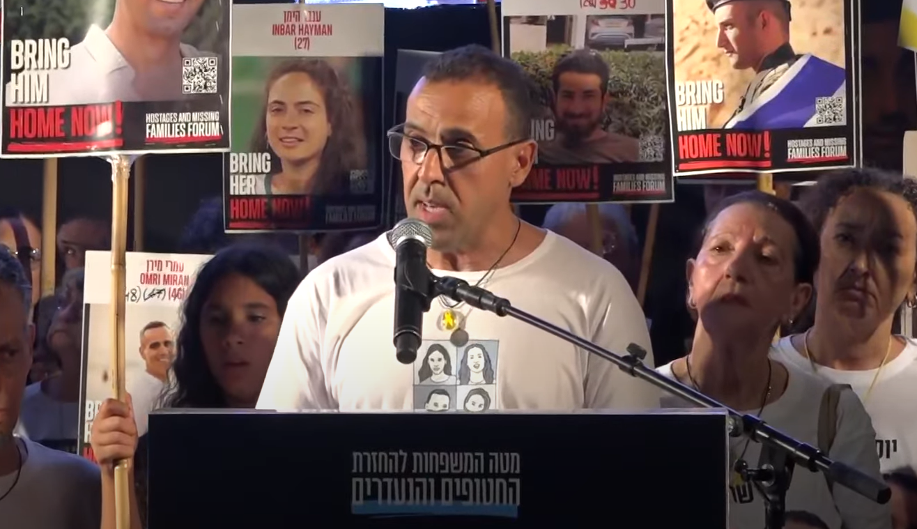 שורד השבי אלי שרעבי בעצרת למען שחרור החטופים, יולי 2025