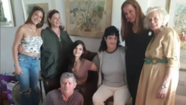 10 בני משפחה חטופים