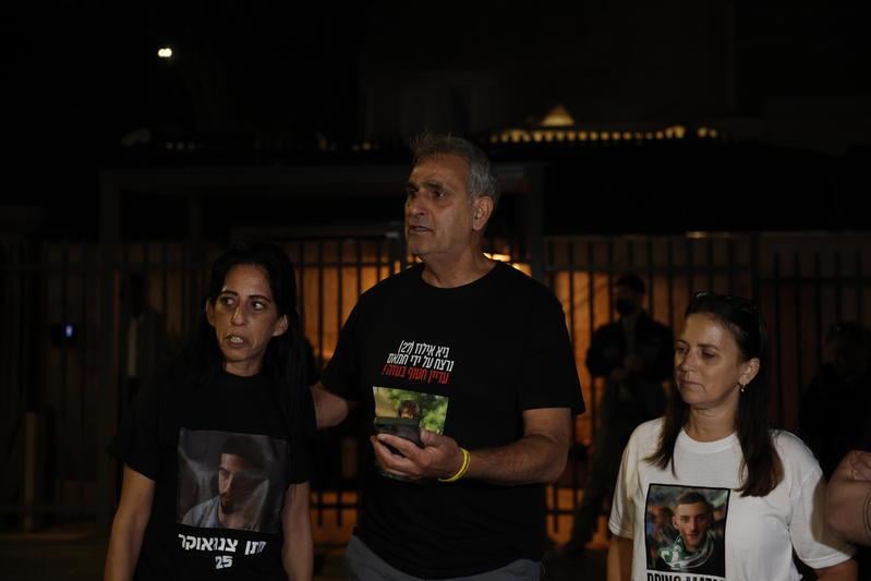 משפחות חטופים מחוץ למעון ראש הממשלה 