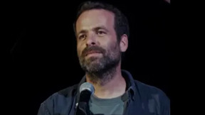 התקפת צחוק: אודי כגן מביא את הפוסט-טראומה לבמת הסטנדאפ