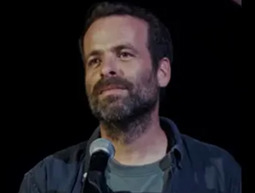 התקפת צחוק: אודי כגן מביא את הפוסט-טראומה לבמת הסטנדאפ
