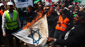 מפגינים ירדנים שורפים את דגל ישראל בהפגנה