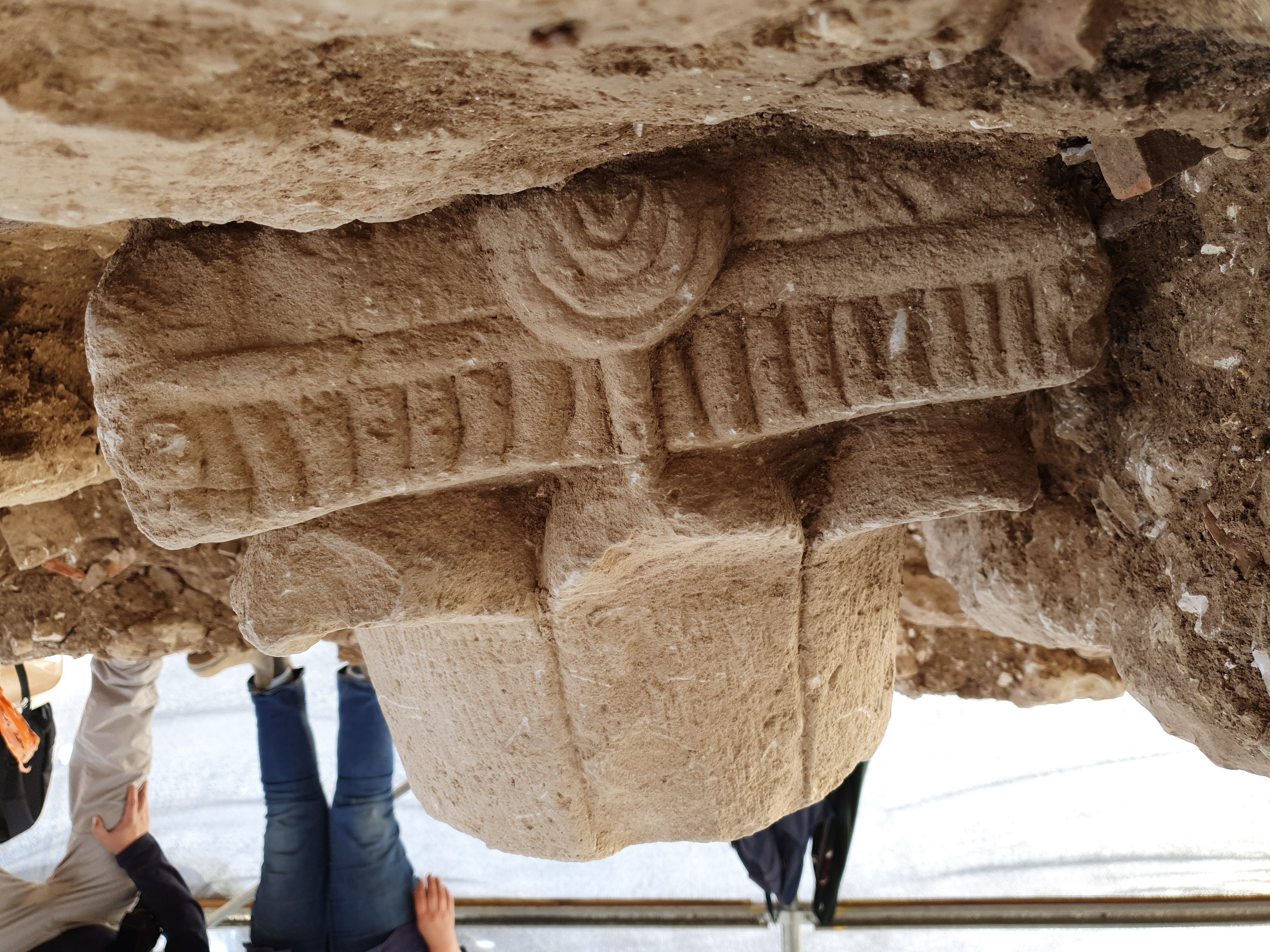 כותרת עמוד מעוטרת מנורה שהתגלתה בחפירת רשות העתיקות בירושלים