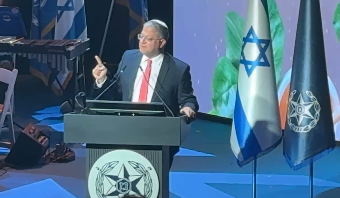 בן גביר בטקס הרמת כוסית במשטרה