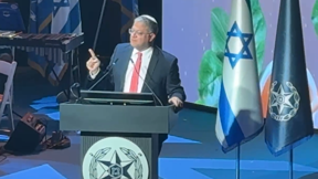 בן גביר בטקס הרמת כוסית במשטרה