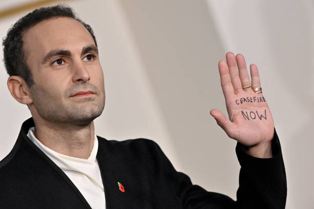 השחקן חאליד עבדאללה בפרמיירת "הכתר", הלילה