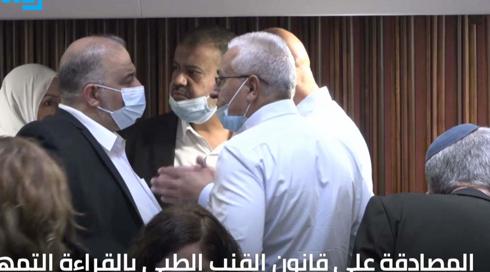 الخامسة في مكان 