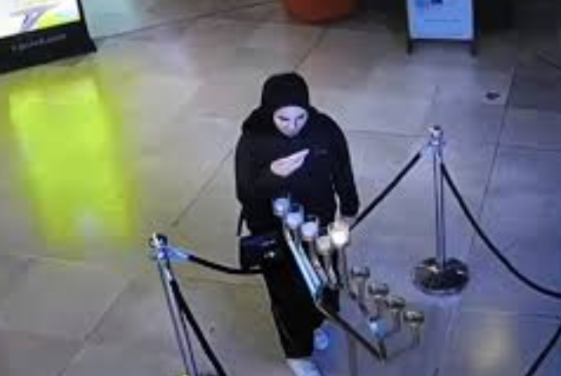 נערה בת 17 שתועדה כשהיא מכבה נרות חנוכה בקניון בתל אביב