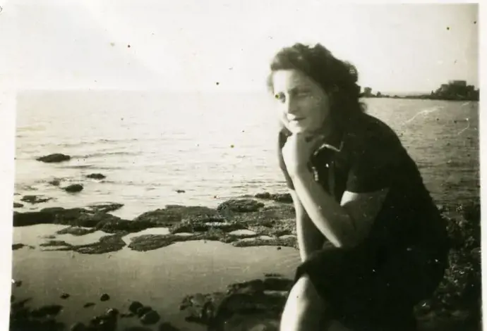 חנה סנש מביטה לאופק