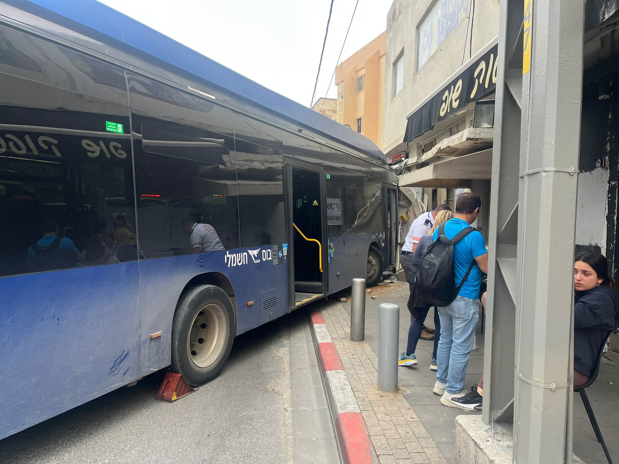 האוטובוס שהתנגש בחנות ברמת גן