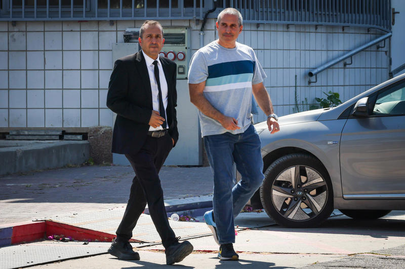 ח"כ חנוך מילביצקי ביציאתו ממשרדי יחידת להב 433, יולי 2025