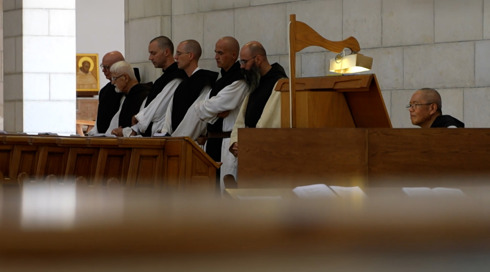 השקט במנזר השתקנים הופר: ישראלים מכל הארץ עוזרים לשקם את המנזר שנשרף