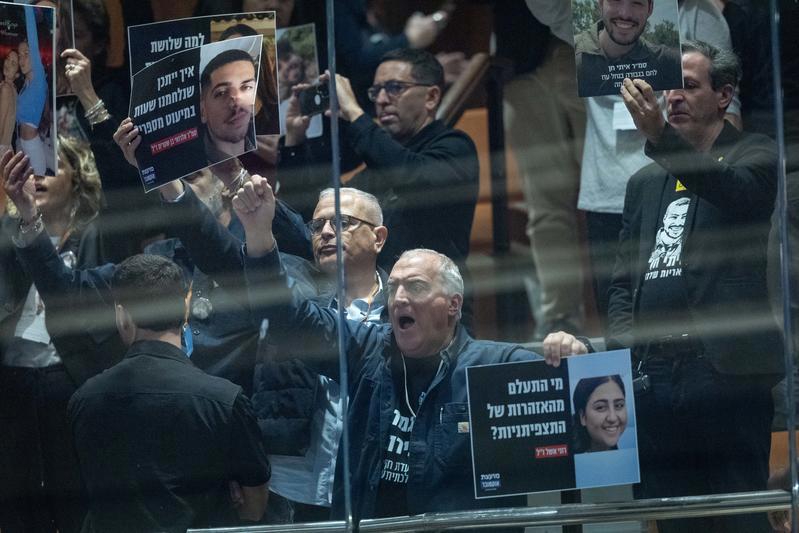 משפחות שכולות מפגינות בכנסת בקריאה להקמת ועדת חקירה ממלכתית