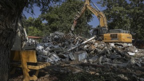טרקטור הורס בתים כחלק ממאמצי השיקום של עין השלושה, דצמבר 2024
