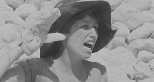 בחורה מהגדנע בעבודת בנית הרכבת. 1976