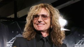 דייוויד קוברדייל בטקס היכל התהילה של הרוקנ'רול, אפריל 2016