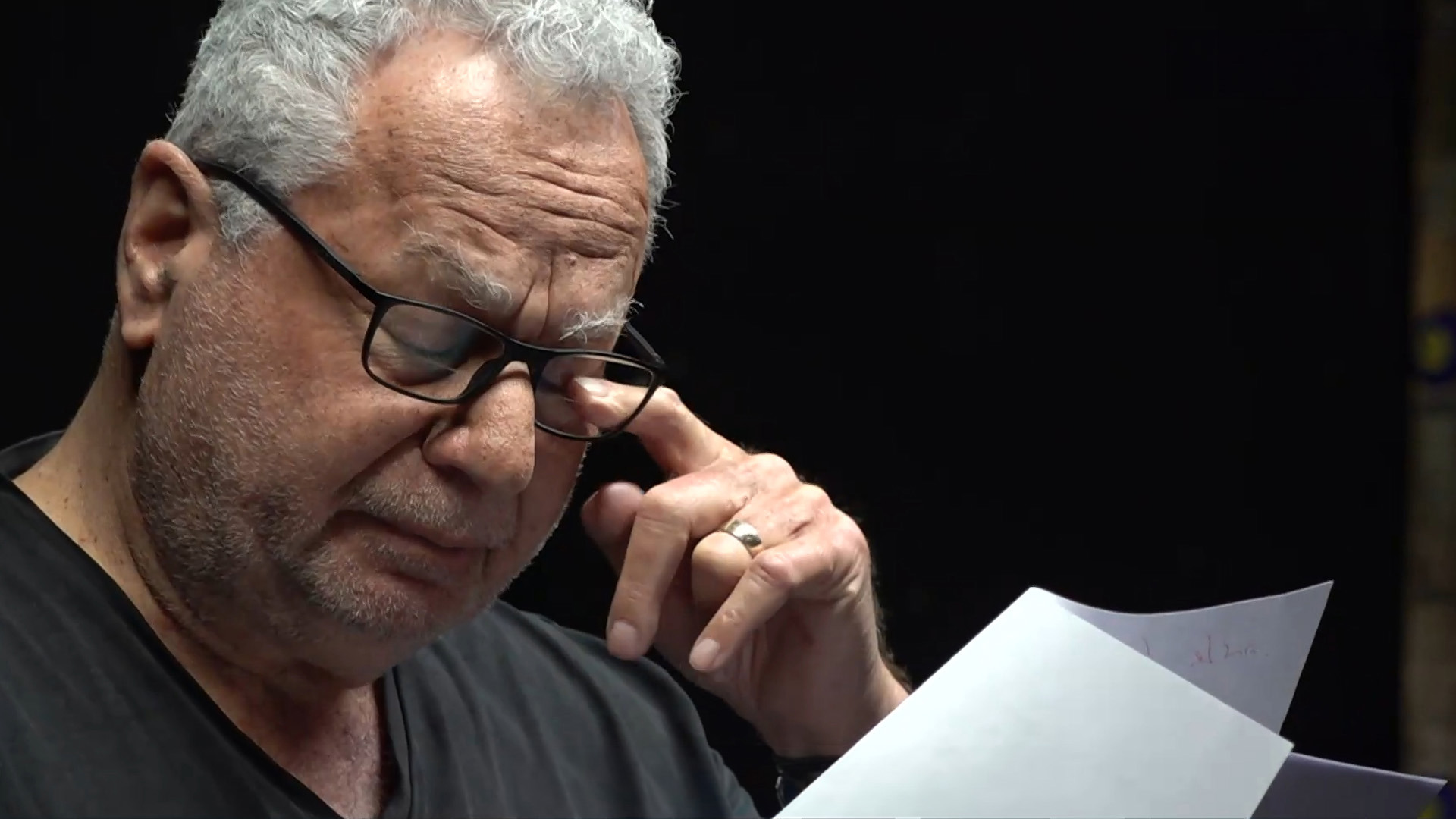 הצגה על הגיבור מניר עוז