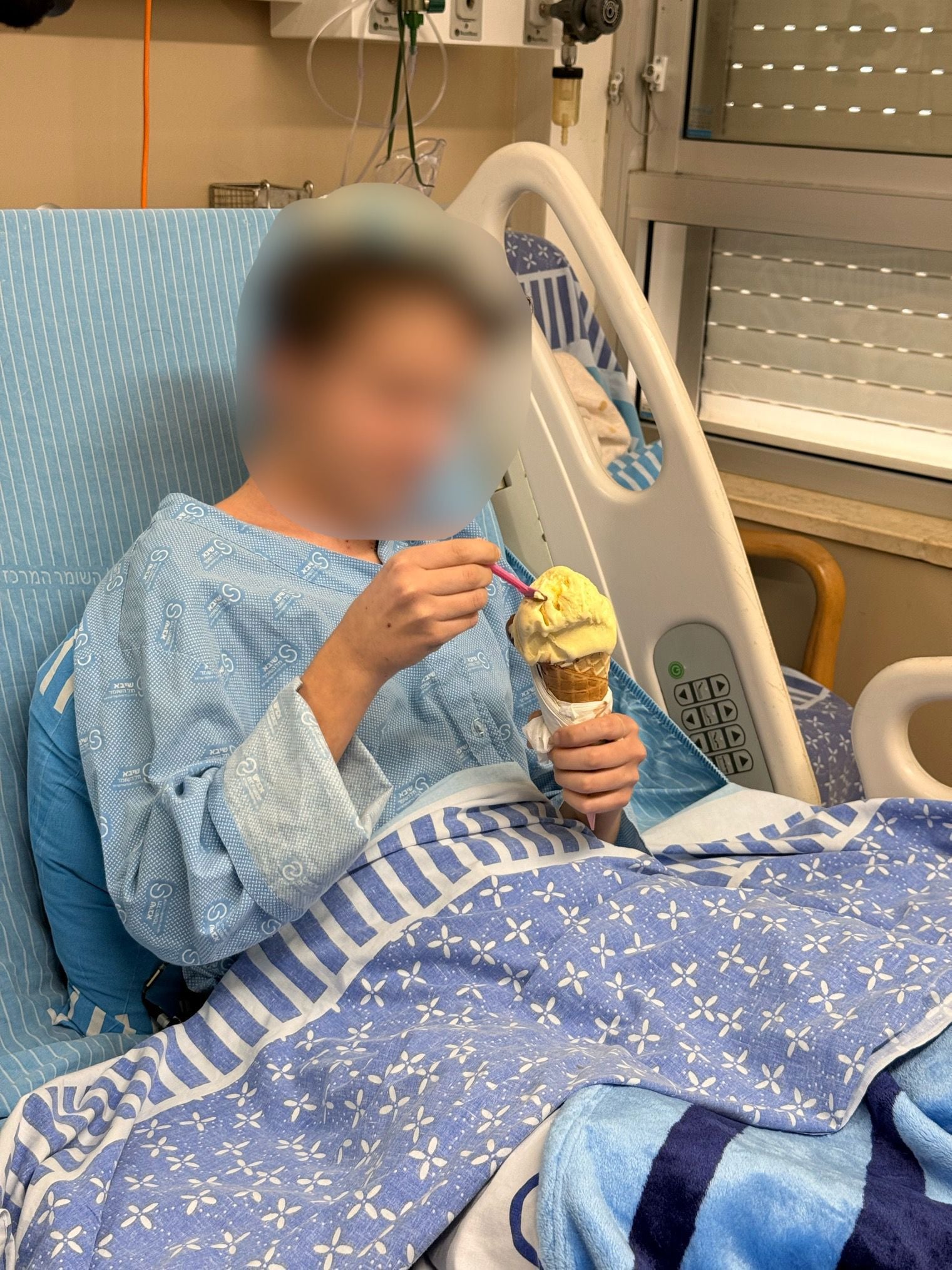 א', שהשווט שלו היה חסום במשך 16 שנים, אוכל גביע גלידה לראשונה בחייו