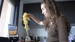 "במקום לאכול לצורך - אוכלים לכיף": מהפכת האוכל של אינסטגרם | חיים בפילטר