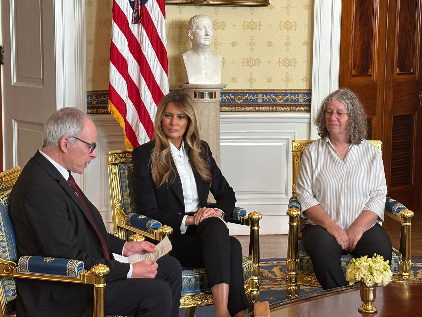 שורדי השבי אביבה וקית' סיגל בפגישתם עם מלאניה טראמפ בבית הלבן