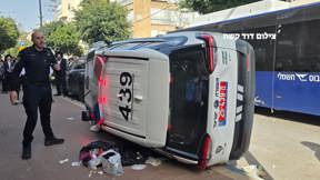 ניידת הפוכה במהומות בבני ברק