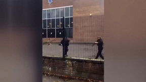 במהלך תפילת יום הכיפורים: מחבל דרס ודקר מתפללים בבית כנסת בבריטניה