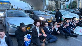 חרדים מפגינים נגד הגיוס בגשר המיתרים