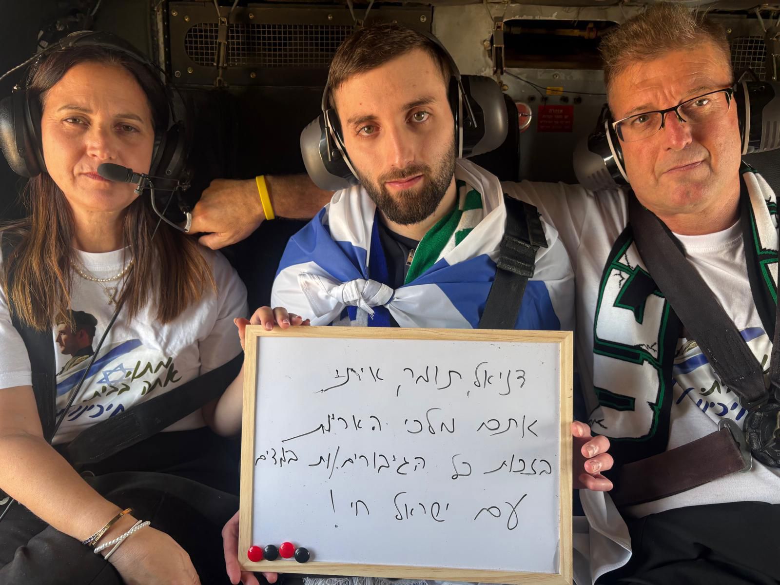 מתן אנגרסט, לצד הוריו, הזכיר את חבריו שנפלו בקרב