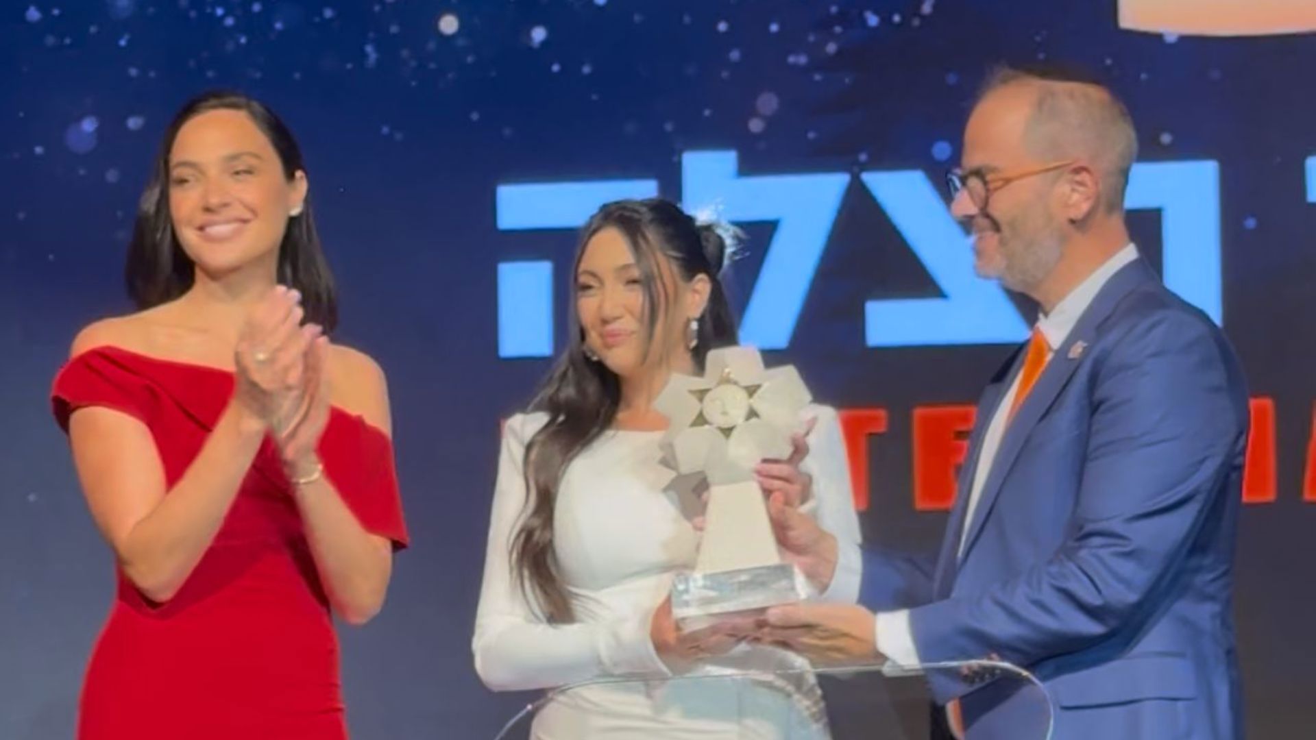 יובל רפאל מקבלת את אות ההוקרה מידי גל גדות בלוס אנג'לס, הלילה