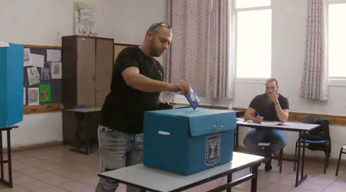 الخامسة في مكان