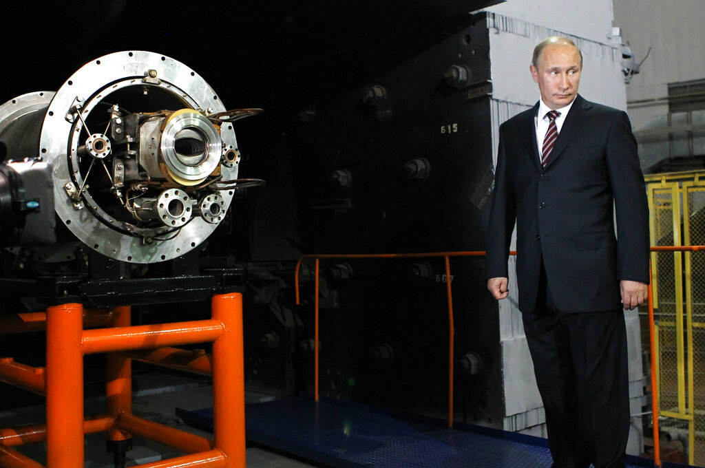 פוטין במתקן גרעין